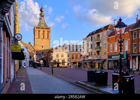Culemborg, Paesi Bassi, 25 aprile 2023; Piazza del mercato e porta della città nella città fortificata di Culemborg, nella provincia di Gelderland, nel Nether Foto Stock