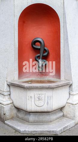 Liestal, Svizzera - mai 10, 2023: Una fontana di strada a Liestal con un rubinetto a forma di serpente Foto Stock