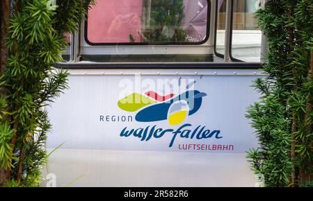 Liestal, Svizzera - mai 10, 2023: Le gondole panoramiche della funivia di Wasserfalled vi portano da Reigoldswil a Wasserfalled. Foto Stock