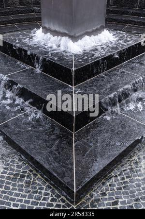 Singen, Germania - 1 maggio 2023: Fontana di strada in marmo nero contemporanea a Singen Foto Stock