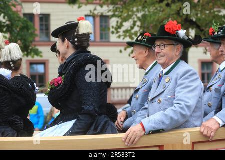 I partecipanti all'Oktoberfest Tentowners' e alla Brewery Parade passano all'inizio dell'evento. Monaco, Germania Foto Stock