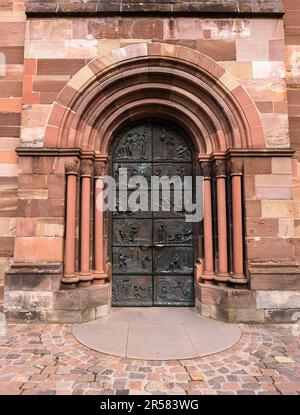 Villingen-Schwenningen, Germania - 30 aprile 2023: Porta medievale decorata di San Chiesa di Marys a Villingen, Baden-Wurttemberg, Germania Foto Stock