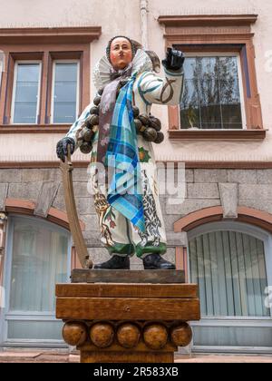 Villingen-Schwenningen, Germania - 30 aprile 2023: La statua di Narro che è stata la figura caratteristica dello storico carnevale di Villingen peccato Foto Stock