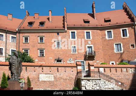 Polonia. Cracovia. Wawel complesso. Papa Giovanni Paolo II statua Foto Stock