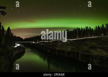 Sorprendente, sorprendente aurora boreale visto nel territorio dello Yukon, Canada settentrionale in autunno. Miles Canyon fuori Whitehorse Foto Stock