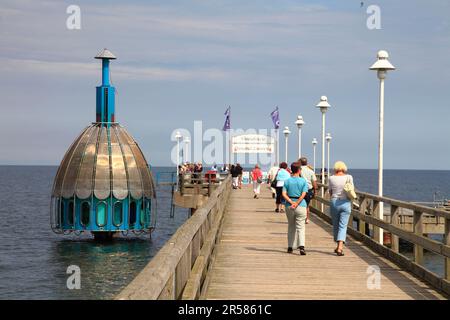 Molo, campana per immersioni, località baltica Zinnowitz, Isola di Usedom, Meclemburgo-Pomerania occidentale, Germania Foto Stock