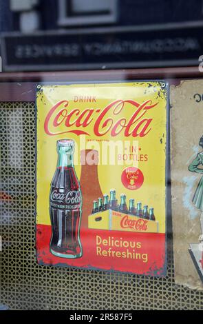 Pubblicità antica per Coca Cola in bottiglia Foto Stock
