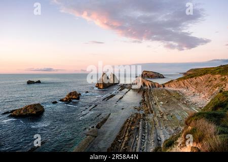 Piattaforma abrasiva, flysch e scogliere a Costa Quebrada (Cantabria, Spagna). Bella stagione al crepuscolo sulla Costa Cantabrica Foto Stock