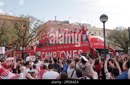 Sevilla, Spagna. 01st giugno, 2023. I giocatori del Sevilla FC festeggiano di essere campioni della UEFA Europa League con un giro in autobus per le strade di Siviglia seguito da migliaia di tifosi. Siviglia 1 giugno 2023 Los jugadores del Sevilla FC celebran ser campeones de la UEFA Europa League con una rua en autobus por las calles de Sevilla guidos por miles de aficionados. Sevilla 01 de Junio de 2023 900/Cordon Press Credit: CORDON PRESS/Alamy Live News Foto Stock