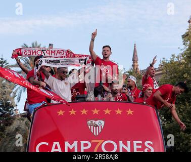 Sevilla, Spagna. 01st giugno, 2023. I giocatori del Sevilla FC festeggiano di essere campioni della UEFA Europa League con un giro in autobus per le strade di Siviglia seguito da migliaia di tifosi. Siviglia 1 giugno 2023 Los jugadores del Sevilla FC celebran ser campeones de la UEFA Europa League con una rua en autobus por las calles de Sevilla guidos por miles de aficionados. Sevilla 01 de Junio de 2023 900/Cordon Press Credit: CORDON PRESS/Alamy Live News Foto Stock