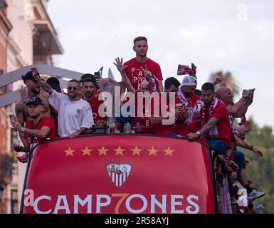 Sevilla, Spagna. 01st giugno, 2023. I giocatori del Sevilla FC festeggiano di essere campioni della UEFA Europa League con un giro in autobus per le strade di Siviglia seguito da migliaia di tifosi. Siviglia 1 giugno 2023 Los jugadores del Sevilla FC celebran ser campeones de la UEFA Europa League con una rua en autobus por las calles de Sevilla guidos por miles de aficionados. Sevilla 01 de Junio de 2023 900/Cordon Press Credit: CORDON PRESS/Alamy Live News Foto Stock