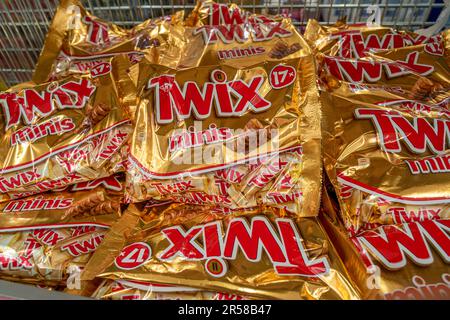 Italia - 21 maggio 2023: 17 Twix minis barrette in astuccio per la vendita in cesto supermercato . Twix è prodotto da Mars Incorporated Foto Stock
