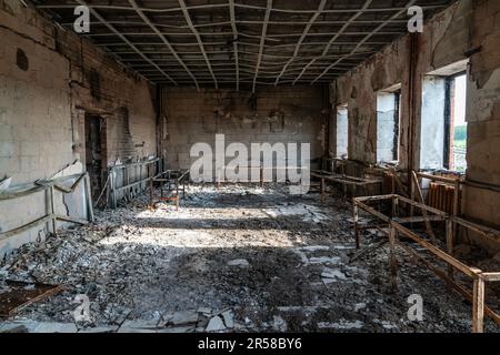 Vista della chiesa distrutta della Santa Madre nel villaggio di Bohorodychne nella regione di Donetsk il 31 maggio 2023 dalle forze russe durante l'occupazione dal 2022 agosto al 2022 settembre. Le forze russe attaccarono il villaggio nel maggio del 2022 e infine occuparono il villaggio in agosto per 2 mesi, fu liberato nel settembre del 2022. Dalle colline che circondano il villaggio le forze russe hanno sgusciati e distrutto case, scuola e la famosa Chiesa della Santa Madre di Dio “gioia di tutti coloro che tristono”. La chiesa divenne un convento dello Sviatohirsk Lavra nel 2008. La chiesa appartiene alla Chiesa Ortodossa Ucraina (M. Foto Stock