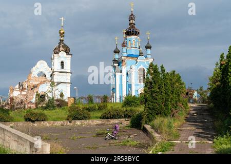 Vista della chiesa distrutta della Santa Madre nel villaggio di Bohorodychne nella regione di Donetsk il 31 maggio 2023 dalle forze russe durante l'occupazione dal 2022 agosto al 2022 settembre. Le forze russe attaccarono il villaggio nel maggio del 2022 e infine occuparono il villaggio in agosto per 2 mesi, fu liberato nel settembre del 2022. Dalle colline che circondano il villaggio le forze russe hanno sgusciati e distrutto case, scuola e la famosa Chiesa della Santa Madre di Dio “gioia di tutti coloro che tristono”. La chiesa divenne un convento dello Sviatohirsk Lavra nel 2008. La chiesa appartiene alla Chiesa Ortodossa Ucraina (M. Foto Stock