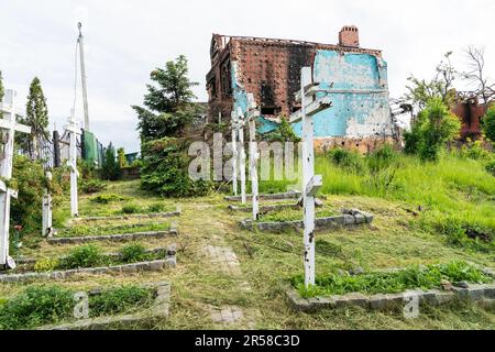 Vista della chiesa distrutta della Santa Madre nel villaggio di Bohorodychne nella regione di Donetsk il 31 maggio 2023 dalle forze russe durante l'occupazione dal 2022 agosto al 2022 settembre. Le forze russe attaccarono il villaggio nel maggio del 2022 e infine occuparono il villaggio in agosto per 2 mesi, fu liberato nel settembre del 2022. Dalle colline che circondano il villaggio le forze russe hanno sgusciati e distrutto case, scuola e la famosa Chiesa della Santa Madre di Dio “gioia di tutti coloro che tristono”. La chiesa divenne un convento dello Sviatohirsk Lavra nel 2008. La chiesa appartiene alla Chiesa Ortodossa Ucraina (M. Foto Stock