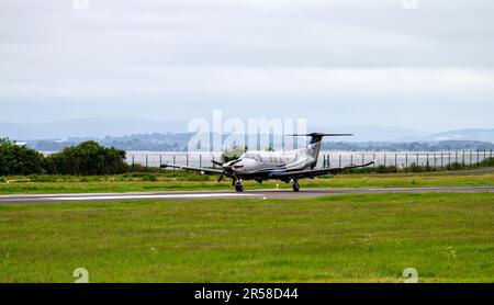 G-ISJE Raven Air Ltd Pilatus PC-12 NGX (PC-12/47E) compagnia aerea che si collega tra Dundee e Belfast, arrivando all'aeroporto di Dundee Riverside, Scozia Foto Stock