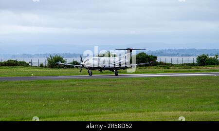 G-ISJE Raven Air Ltd Pilatus PC-12 NGX (PC-12/47E) compagnia aerea che si collega tra Dundee e Belfast, arrivando all'aeroporto di Dundee Riverside, Scozia Foto Stock