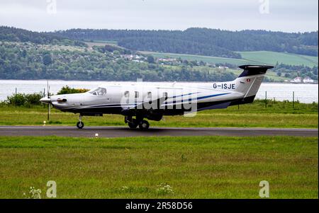 G-ISJE Raven Air Ltd Pilatus PC-12 NGX (PC-12/47E) compagnia aerea che si collega tra Dundee e Belfast, arrivando all'aeroporto di Dundee Riverside, Scozia Foto Stock