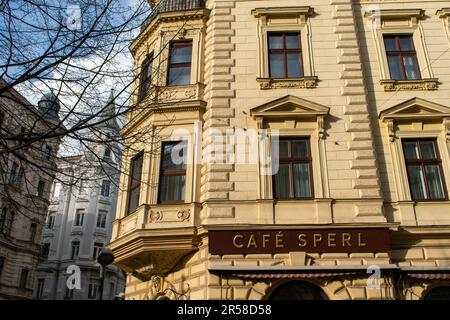 vienna, austria - 01 aprile 2023 fuori dalla caffetteria, una tradizionale caffetteria viennese. orario serale Foto Stock