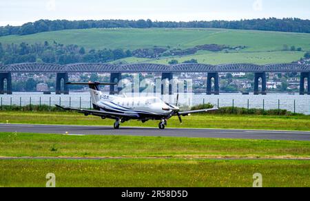 G-ISJE Raven Air Ltd Pilatus PC-12 NGX (PC-12/47E) aereo che si collega tra Dundee e Belfast in partenza dall'aeroporto Riverside di Dundee, Regno Unito Foto Stock