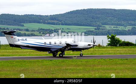 G-ISJE Raven Air Ltd Pilatus PC-12 NGX (PC-12/47E) aereo che si collega tra Dundee e Belfast in partenza dall'aeroporto Riverside di Dundee, Regno Unito Foto Stock