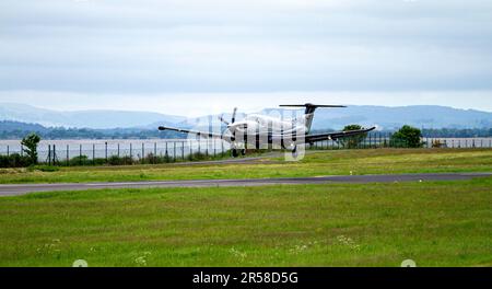 G-ISJE Raven Air Ltd Pilatus PC-12 NGX (PC-12/47E) aereo che si collega tra Dundee e Belfast in partenza dall'aeroporto Riverside di Dundee, Regno Unito Foto Stock