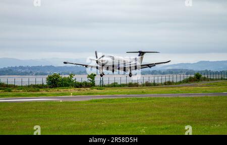 G-ISJE Raven Air Ltd Pilatus PC-12 NGX (PC-12/47E) aereo che si collega tra Dundee e Belfast in partenza dall'aeroporto Riverside di Dundee, Regno Unito Foto Stock