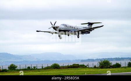 G-ISJE Raven Air Ltd Pilatus PC-12 NGX (PC-12/47E) aereo che si collega tra Dundee e Belfast in partenza dall'aeroporto Riverside di Dundee, Regno Unito Foto Stock