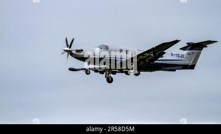 G-ISJE Raven Air Ltd Pilatus PC-12 NGX (PC-12/47E) aereo che si collega tra Dundee e Belfast in partenza dall'aeroporto Riverside di Dundee, Regno Unito Foto Stock