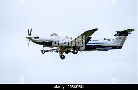 G-ISJE Raven Air Ltd Pilatus PC-12 NGX (PC-12/47E) aereo che si collega tra Dundee e Belfast in partenza dall'aeroporto Riverside di Dundee, Regno Unito Foto Stock