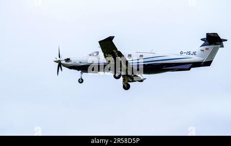 G-ISJE Raven Air Ltd Pilatus PC-12 NGX (PC-12/47E) aereo che si collega tra Dundee e Belfast in partenza dall'aeroporto Riverside di Dundee, Regno Unito Foto Stock