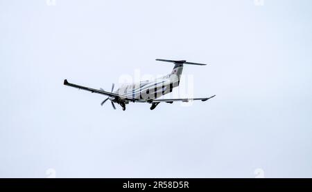 G-ISJE Raven Air Ltd Pilatus PC-12 NGX (PC-12/47E) aereo che si collega tra Dundee e Belfast in partenza dall'aeroporto Riverside di Dundee, Regno Unito Foto Stock