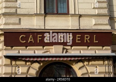 vienna, austria - 01 aprile 2023 fuori dalla caffetteria, una tradizionale caffetteria viennese. orario serale Foto Stock