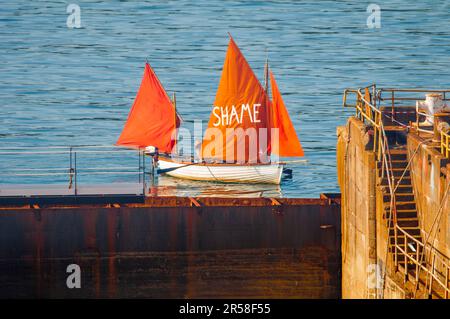 La protesta di Falmouth del 4th contro la modifica della nave Bibby Stockholm da parte dell'AP per accogliere 500 rifugiati Foto Stock