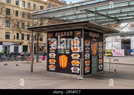 vienna, austria - 5 aprile, 2023 kebab shop, sulla strada di vienna (vita quotidiana in Europa) Foto Stock