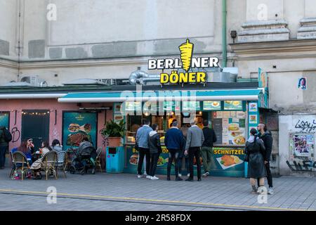 vienna, austria - 10 aprile, 2023 kebab shop, sulla strada di vienna (vita quotidiana in Europa) Foto Stock