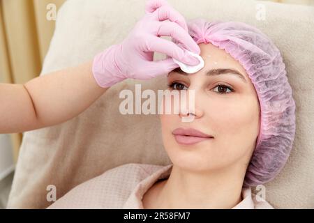 Il cosmetologo esegue la procedura di sollevamento iniettando le iniezioni di bellezza. Medico che inietta l'acido ialuronico come trattamento di ringiovanimento facciale Foto Stock