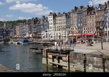 Il Vieux Bassin nel Port de Honfleur, il porto della città normanna di Honfleur, Francia Normandia Foto Stock