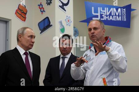 Posolsk, Russia. 01st giugno, 2023. Il presidente russo Vladimir Putin, a sinistra, visita il Centro federale di riabilitazione infantile dell'Ospedale clinico pediatrico russo con il governatore della regione di Mosca Andrei Vorobyov, centro, 1 giugno 2023 a Podolsk, Mosca Oblast, Russia. Credit: Gavriil Grigorov/Kremlin Pool/Alamy Live News Foto Stock