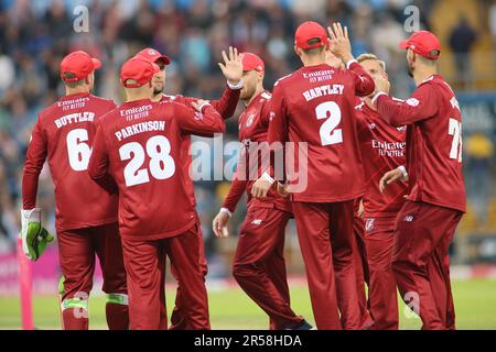 Leeds, Regno Unito. 01st giugno, 2023. Headingley Stadium, Leeds, West Yorkshire, 1st giugno 2023. Tom Hartley of Lancashire festeggia il lancio del bowling di Colin de Grandhomme per respingere Adam Lyth of Yorkshire durante la partita Vitality Blast T20 tra Yorkshire Viking e Lancashire Lightning all'Headingley Stadium, Leeds Credit: Touchlinepics/Alamy Live News Foto Stock