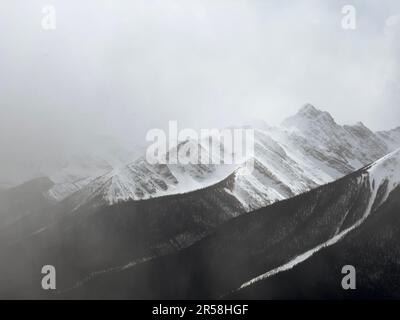 Guardando fuori dal Sulphur Mountain verso un paesaggio nebbioso, Banff, Alberta, Canada Foto Stock