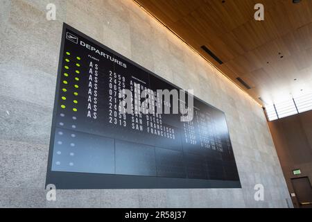 Everett, Washington, Stati Uniti. 1st giugno, 2023. Il bordo del volo mostra le partenze imminenti al Paine Field Passenger Terminal. Foto Stock