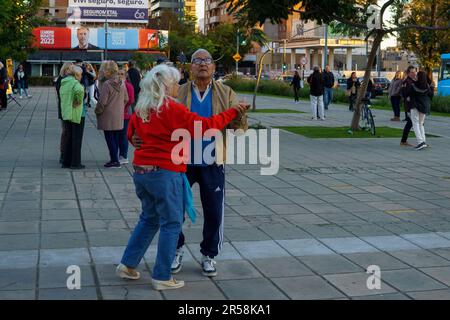 Buenos Aires, Argentina. 28th maggio, 2023. Un gruppo di persone si riunisce per ballare folklore a Rosario. (Foto di Patricio Murphy/SOPA Images/Sipa USA) Credit: Sipa USA/Alamy Live News Foto Stock