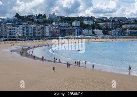 Donostia-San Sebastian, Spagna - 15 settembre 2022: Persone sulla spiaggia la Concha in estate Foto Stock