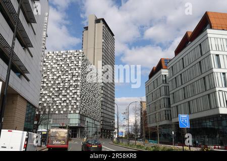 Alti e alti edifici, skyline, porta Arundel nel centro di Sheffield, Inghilterra, architettura moderna, loft cittadini, edifici in stile urbano che ospitano un isolato di strada Foto Stock