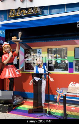 Ellen Hart Sturm, proprietario di Ellen's Stardust Restaurant popolare tra i turisti, ha annunciato il supporto per il mese di giugno 2023 Pride e ha annunciato che tutte le vendite di torta arcobaleno e milkshake vedrà una parte dei proventi Diner andare a Broadway Cares / Equity Fights AIDS, inoltre, il contributo di Ellen da parte di Stardust Diner a un'organizzazione senza scopo di lucro. 01 Giugno 2023 (Foto: Vanessa Carvalho) Credit: Brasile Photo Press/Alamy Live News Foto Stock