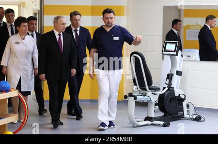 Posolsk, Russia. 01st giugno, 2023. Il presidente russo Vladimir Putin, centro, visita il Centro federale di riabilitazione infantile dell'Ospedale clinico pediatrico russo con il ministro della Sanità Mikhail Murashko, centro, destra, 1 giugno 2023 a Podolsk, Mosca Oblast, Russia. Credit: Gavriil Grigorov/Kremlin Pool/Alamy Live News Foto Stock