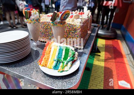 Ellen Hart Sturm, proprietario di Ellen's Stardust Restaurant popolare tra i turisti, ha annunciato il supporto per il mese di giugno 2023 Pride e ha annunciato che tutte le vendite di torta arcobaleno e milkshake vedrà una parte dei proventi Diner andare a Broadway Cares / Equity Fights AIDS, inoltre, il contributo di Ellen da parte di Stardust Diner a un'organizzazione senza scopo di lucro. 01 Giugno 2023 (Foto: Vanessa Carvalho) Credit: Brasile Photo Press/Alamy Live News Foto Stock