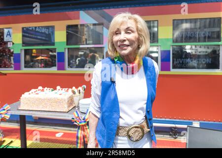 Ellen Hart Sturm, proprietario di Ellen's Stardust Restaurant popolare tra i turisti, ha annunciato il supporto per il mese di giugno 2023 Pride e ha annunciato che tutte le vendite di torta arcobaleno e milkshake vedrà una parte dei proventi Diner andare a Broadway Cares / Equity Fights AIDS, inoltre, il contributo di Ellen da parte di Stardust Diner a un'organizzazione senza scopo di lucro. 01 Giugno 2023 (Foto: Vanessa Carvalho) Credit: Brasile Photo Press/Alamy Live News Foto Stock