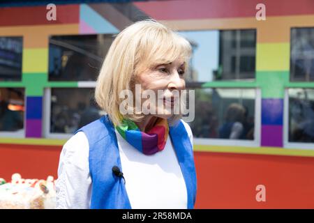 Ellen Hart Sturm, proprietario di Ellen's Stardust Restaurant popolare tra i turisti, ha annunciato il supporto per il mese di giugno 2023 Pride e ha annunciato che tutte le vendite di torta arcobaleno e milkshake vedrà una parte dei proventi Diner andare a Broadway Cares / Equity Fights AIDS, inoltre, il contributo di Ellen da parte di Stardust Diner a un'organizzazione senza scopo di lucro. 01 Giugno 2023 (Foto: Vanessa Carvalho) Credit: Brasile Photo Press/Alamy Live News Foto Stock